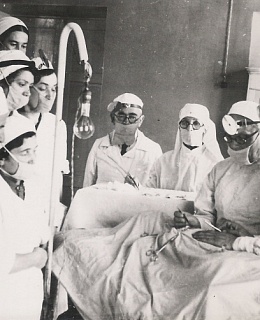 Фотография. Студенты Ярославского медицинского института наблюдают за операцией.